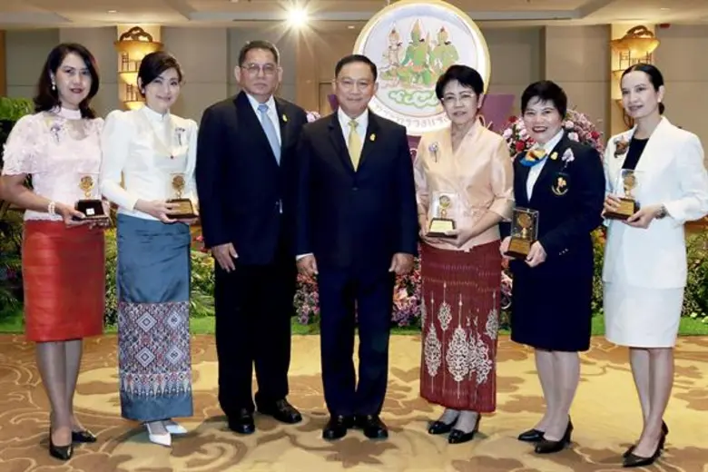 พล.ต.อ.อดุลย์ แสงสิงแก้ว (กลาง) รัฐมนตรีว...