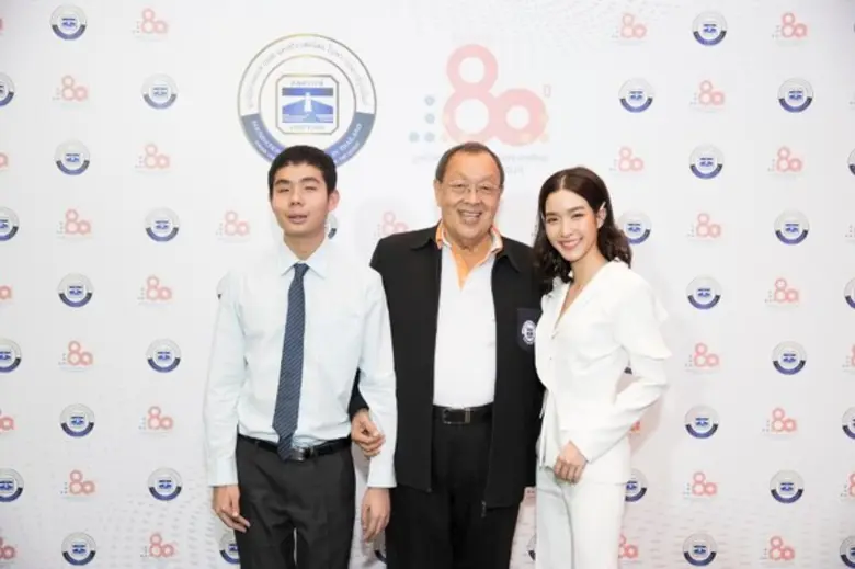 เห็นคุณขรรค์ ประจวบเหมาะ ประธานกรรมการมูล...