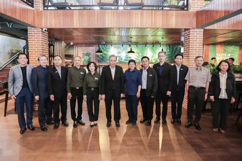 นายอภิศักดิ์ ตันติวรวงศ์ (ที่ 6 จากซ้าย) ...