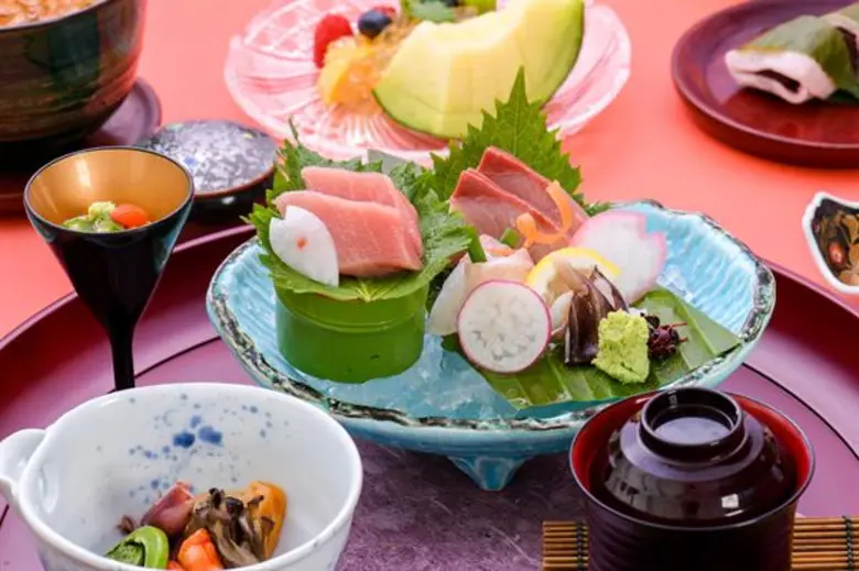 อาหารชุดพิเศษต้อนรับช่วงฤดูใบไม้ผลิที่ประเทศญี่ปุ่นที่ห้องอาหาร ยามาซาโตะ