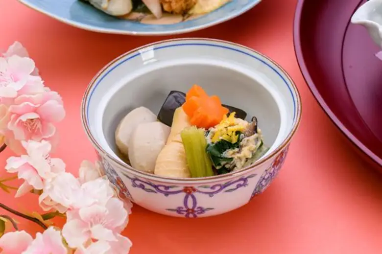 อาหารชุดพิเศษต้อนรับช่วงฤดูใบไม้ผลิที่ประเทศญี่ปุ่นที่ห้องอาหาร ยามาซาโตะ