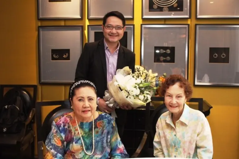 คุณหญิงสุภัทรา ตันติพิพัฒน์พงศ์ (นั่งซ้าย...