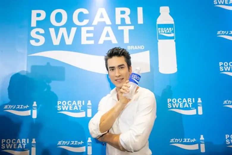 โพคารี่สเวท ปรับโฉมใหม่สไตล์ญี่ปุ่น เปิดตัว “ณเดชน์ คูกิมิยะ” พรีเซนเตอร์คนใหม่ พร้อมนำเสนอจุดเด่น 5 ประการ เชิญชวนคน รักสุขภาพ หันมาเลือกเครื่องดื่มคุณภาพ วางแผนจัดกิจกรรมเพิ่มยอดขายและขยายช่องการจำหน่ายทั่วประเทศในปีนี้