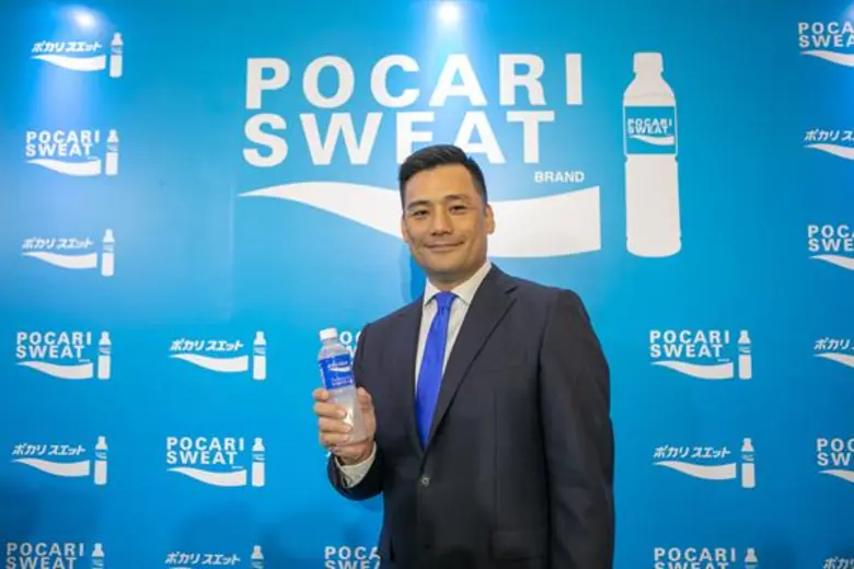 โพคารี่สเวท ปรับโฉมใหม่สไตล์ญี่ปุ่น เปิดตัว “ณเดชน์ คูกิมิยะ” พรีเซนเตอร์คนใหม่ พร้อมนำเสนอจุดเด่น 5 ประการ เชิญชวนคน รักสุขภาพ หันมาเลือกเครื่องดื่มคุณภาพ วางแผนจัดกิจกรรมเพิ่มยอดขายและขยายช่องการจำหน่ายทั่วประเทศในปีนี้