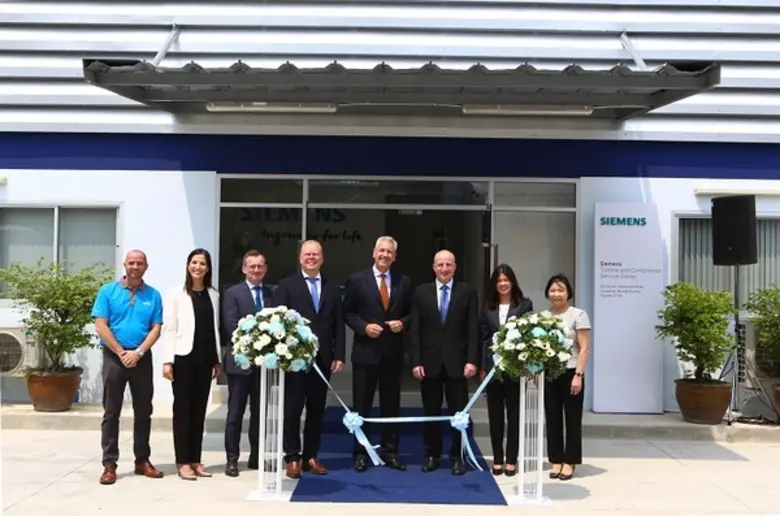 ดร.อาร์มิน บรูค (คนที่4จากขวา) ประธานกรรม...