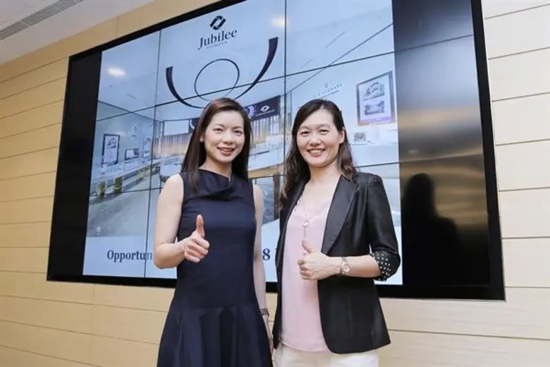 นางสาวอัญรัตน์ พรประกฤต (ซ้าย) ประธานเจ้า...