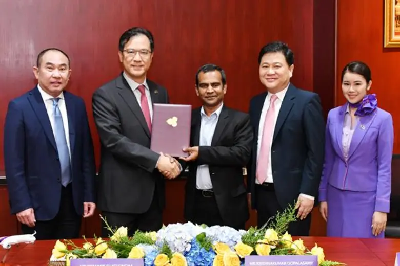 นายวิวัฒน์ ปิยะวิโรจน์ (ที่ 4 จากซ้าย) รอ...