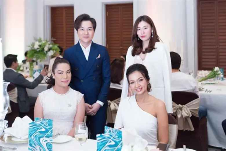 อะตอมคลินิก นำโดย คุณหมออะตอม หรือ นายแพท...