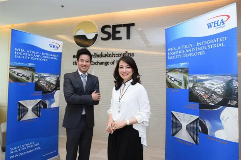 นางสาวจรีพร จารุกรสกุล (ขวา) ประธานคณะกรร...