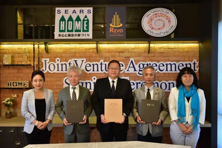 นายบุญเลิศ รตินธร (คนกลาง) ประธานเจ้าหน้า...