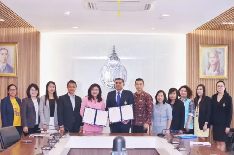 นางสุรางคณา วายุภาพ (คนที่ 5 จากซ้าย) ผู้...