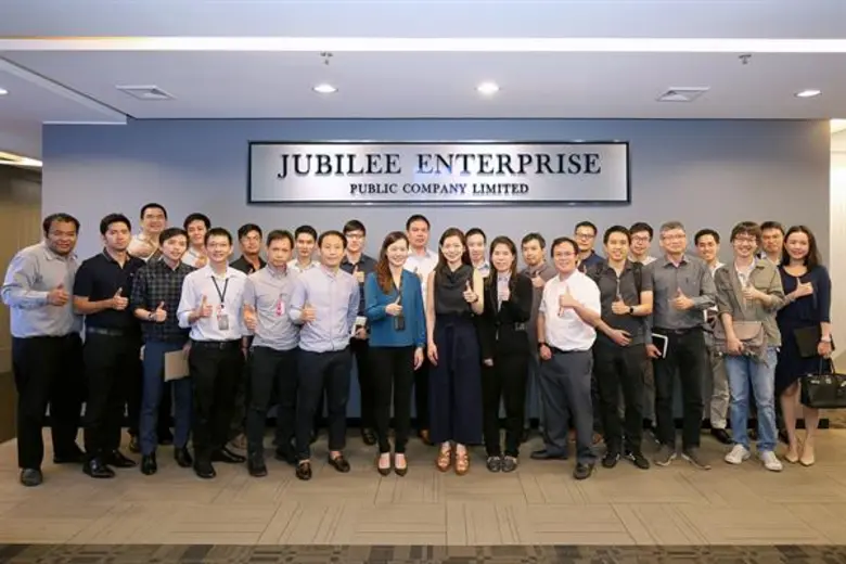 นางสาวอัญรัตน์ พรประกฤต (แถวหน้าที่ 7 จาก...