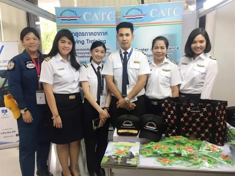 นาวาอากาศโทอภิชาติ วาทะวัฒนะ ผู้อำนวยการศ...