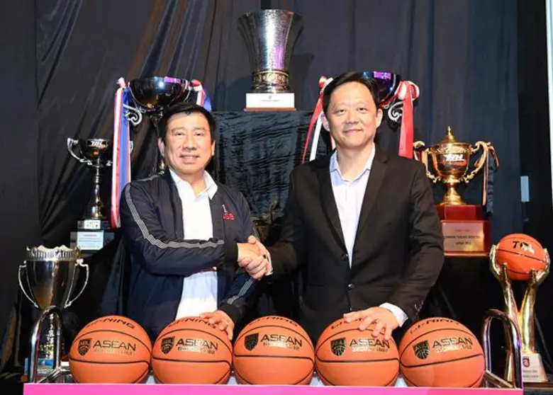 คุณชาติชาย พยุหนาวีชัย ผู้อำนวยการธนาคารอ...