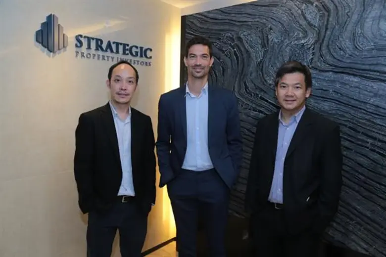 นายปธาน สมบูรณสิน (ขวาสุด) กรรมการผู้จัดก...