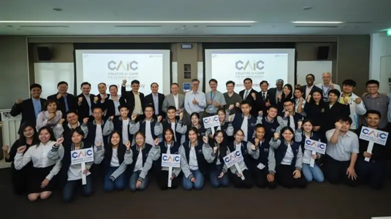 นายก่อศักดิ์ ไชยรัศมีศักดิ์ (แถวหลัง ที่ ...