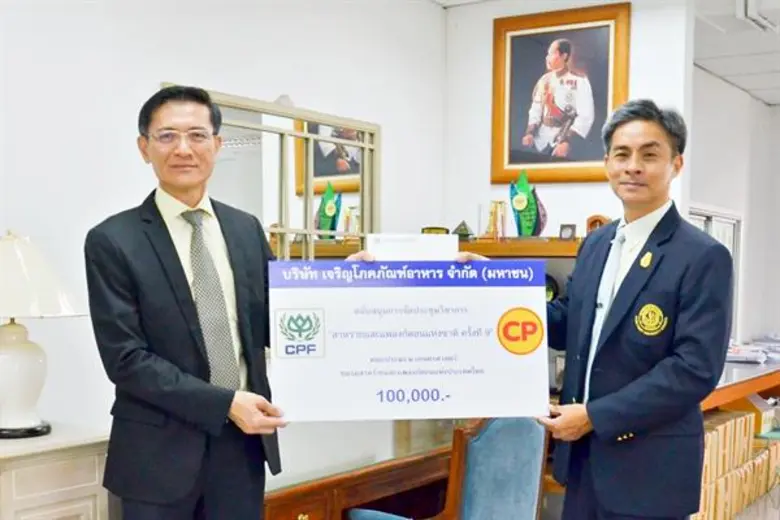 รศ.ดร.เชษฐพงษ์ เมฆสัมพันธ์(ขวา) คณบดีคณะป...