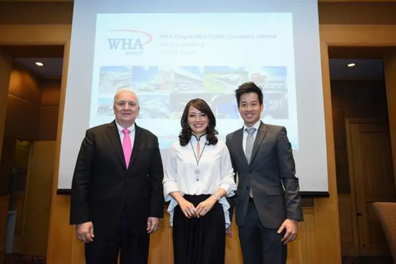 นางสาวจรีพร จารุกรสกุล (กลาง) ประธานคณะกร...