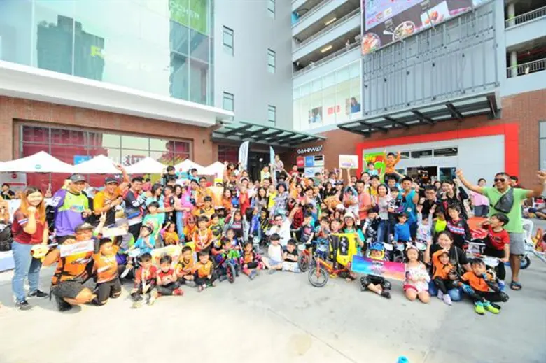 ภาพข่าว: เกตเวย์ แอท บางซื่อ จับมือ TurnPro จัดแข่งขันจักรยานขาไถแบบไม่จำกัดค่ายแมทช์ใหญ่ที่สุดในไทย