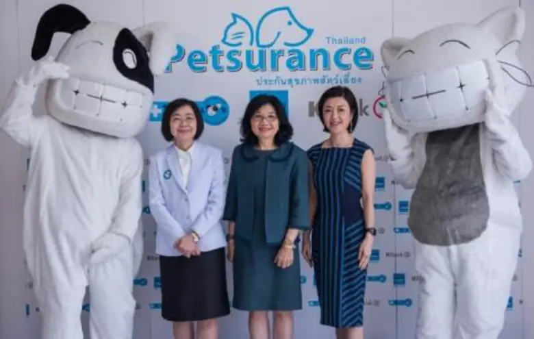 สพ.ญ.กฤติกา ชัยสุพัฒนากุล (ซ้าย) ประธานกร...