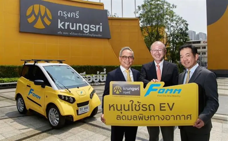 นายยูโซะ นาคาดะ (ขวา) ประธานกลุ่มธุรกิจธน...