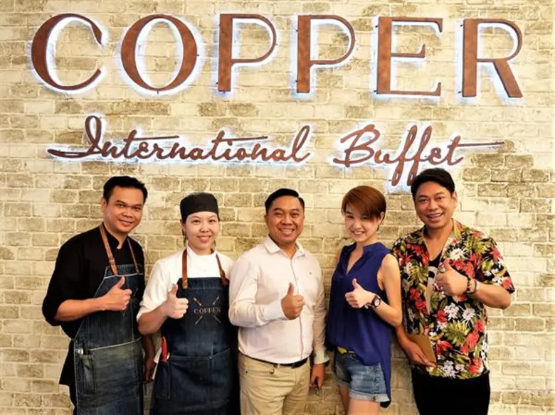 นายเกษมสันต์ สัตยารักษ์ (กลาง) ผู้จัดการท...