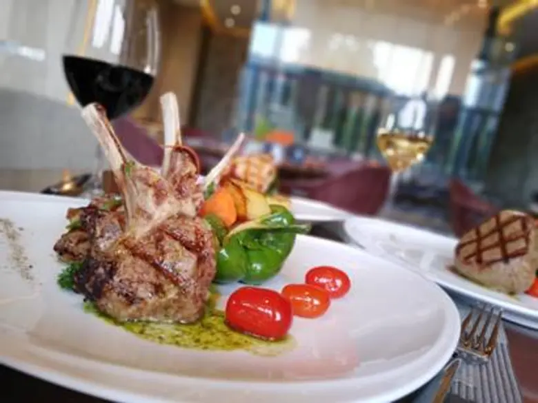 อร่อยเต็มคำกับเสต็กจานพิเศษนำเข้าหอมละมุน...