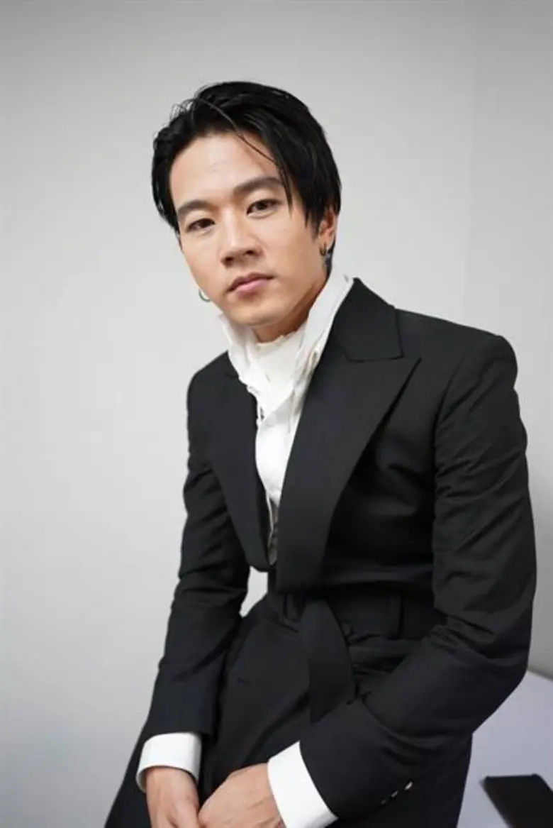 เป็นเมนเทอร์หนุ่มสายแฟที่ฝีปากไม่เบา สำหร...