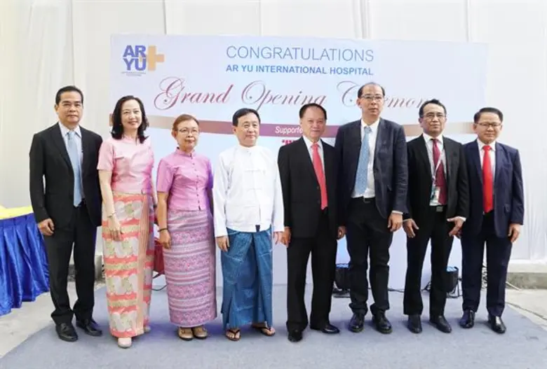 นพ.บุญ วนาสิน (ที่ 4 จากขวา) ประธานกรรมกา...