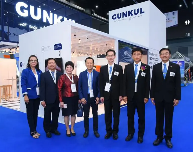 คุณสมพงษ์ ปรีเปรม (ขวาสุด) ผู้ว่าการการไฟ...