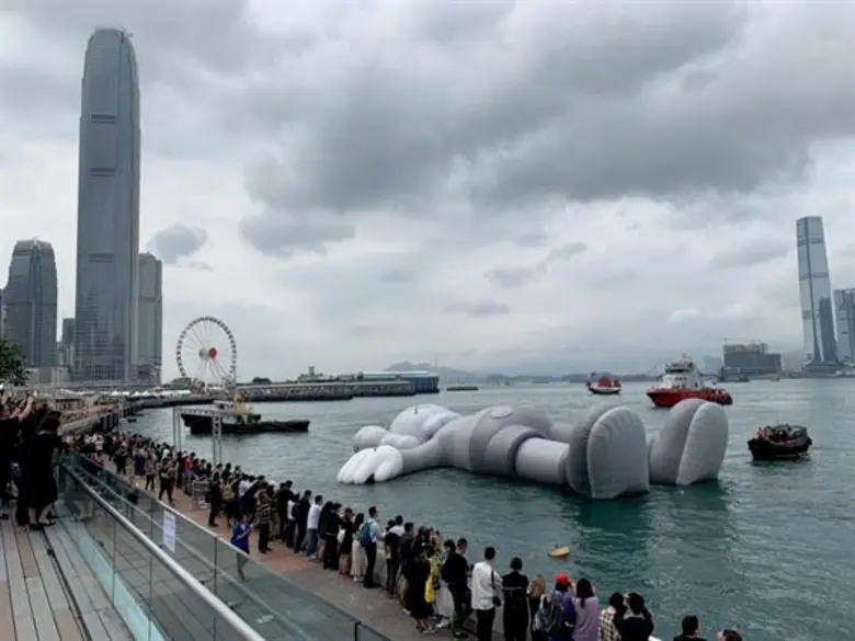 ชิลรับหน้าร้อนกับ KAWS:HOLIDAY ที่อ่าววิคตอเรีย ฮ่องกง เผยโฉมประติมากรรมไซส์ยักษ์ยาว 37 เมตร ของหุ่นคาแรคเตอร์สุดแนว COMPANION งานมาสเตอร์พีซแนวนอนที่ใหญ่ที่สุดของ KAWS ในเทศกาล Hong Kong Arts Month ถึง 31 มีนานี้