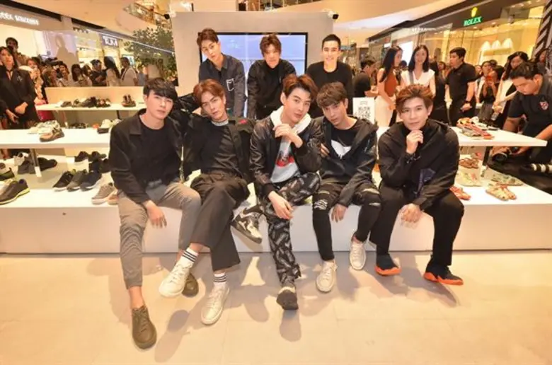 เฟย์ – โบ – เบลล์ เกี่ยวก้อยหนุ่มหล่อ โดนัท – ไอซ์ – เซ้นต์ – แชมป์ ฉลองบ้านใหม่ CAMPER @ เซ็นทรัลเวิลด์