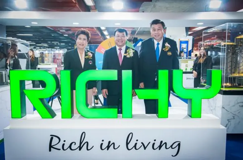 ดร.อาภา อรรถบูรณ์วงศ์ (ที่ 1 จากซ้าย) ประ...