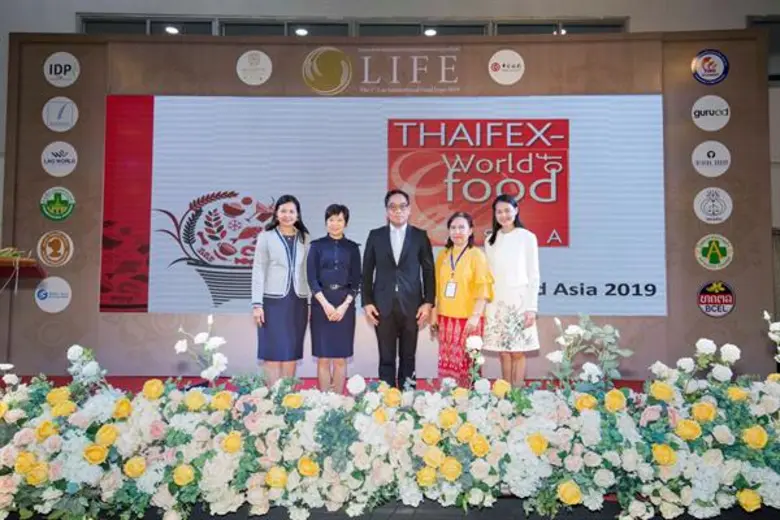 นายวิทยากร มณีเนตร (กลาง) รองอธิบดีกรมส่ง...