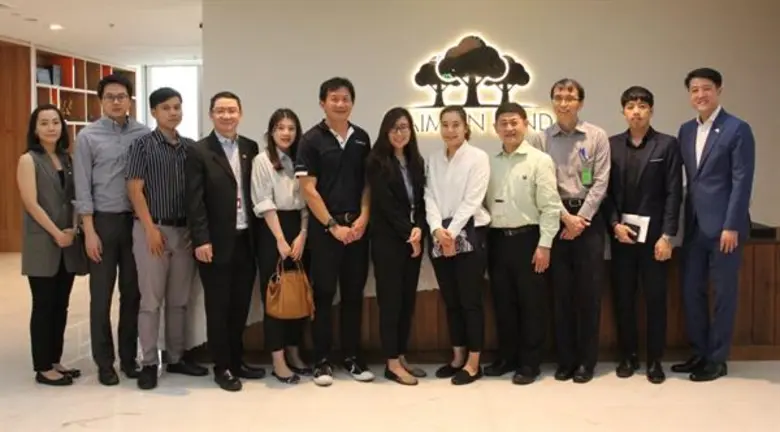 คุณไลโอเนล ลี (ที่ 1 จากขวา) ประธานเจ้าหน...