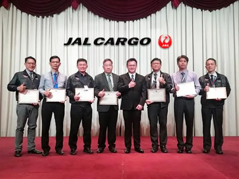 นายสุชาติ ประทีปลัดดา (ที่ 4 จากซ้าย) ผู้...