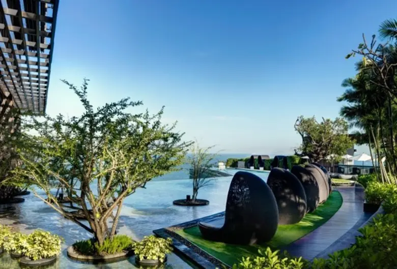 หนีร้อนมาพักผ่อนริมทะเลสุดชิล ที่โรงแรมฮิ...