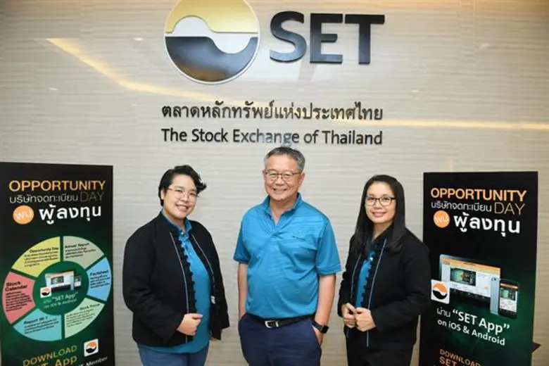 นายธีรพัฒน์ จิรพิพัฒน์ (กลาง) กรรมการผู้จ...