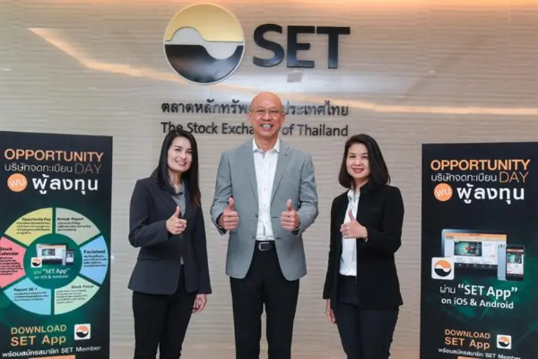 นายเกียรติ วิมลเฉลา (คนกลาง) ประธานกรรมกา...