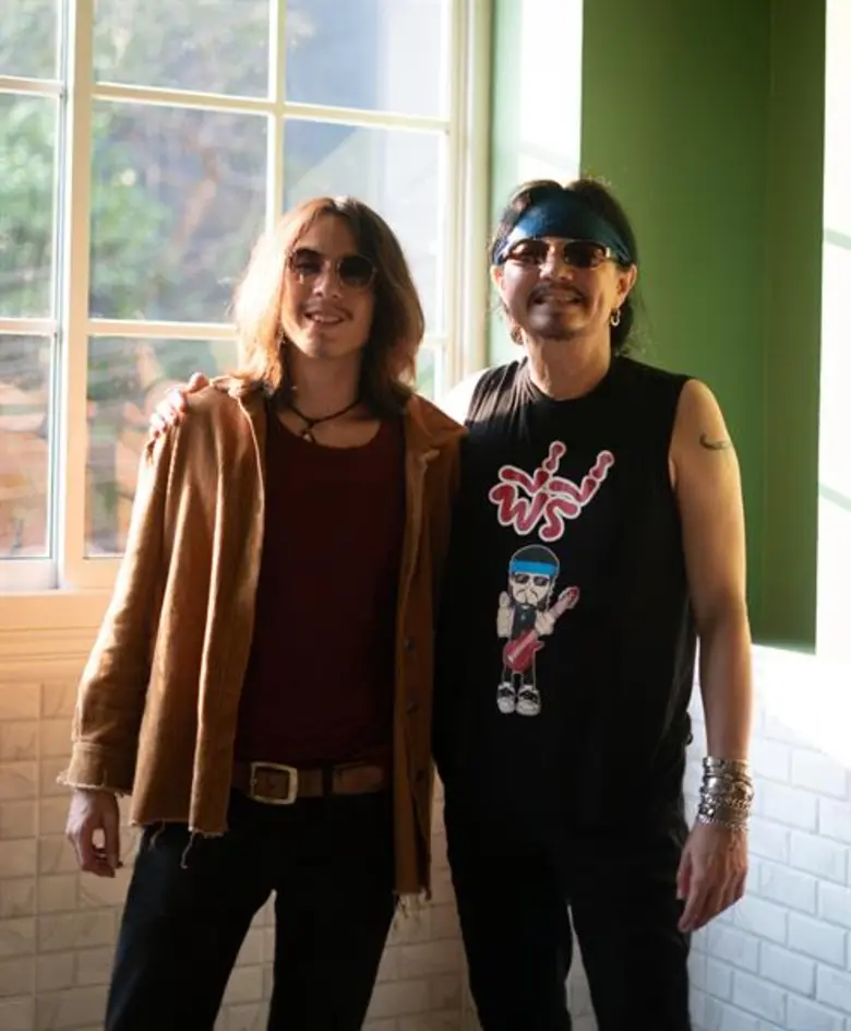 “ปีศาจไอที นักเลงคีย์บอร์ด” เพลงใหม่ในฐานะศิลปินเดี่ยวของ “เทียรี่ เมฆวัฒนา” มาพร้อมมิวสิควิดีโอ ที่ได้นักแสดงจากหนัง แอปชนแอปฯ ขึ้นจอ เข้าคอนเส็ปท์เพลงสะท้อนสังคมบนโลกโซเชียล