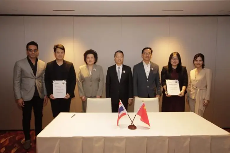 ค่ายหนัง ฮอลลีวู้ด (ไทยแลนด์) นำ 2 นักแสดง “ตุ้ย ธีรภัทร - ออม สุชาร์” เหินฟ้าสู่ฮ่องกง ร่วมพิธีลงนามซื้อขายหนัง “เดอะเลค” มูลค่ากว่า 60 ล้าน ในงาน “Hong Kong International Film & TV Market 2019 (FILMART)”