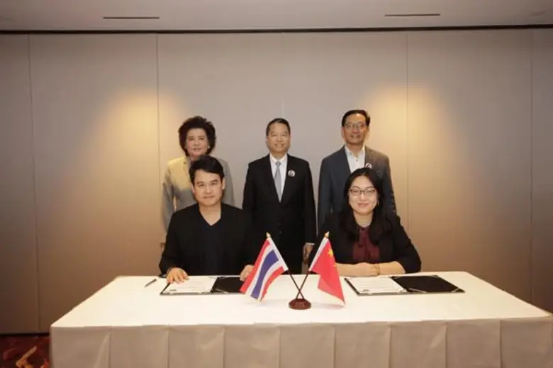 ค่ายหนัง ฮอลลีวู้ด (ไทยแลนด์) นำ 2 นักแสดง “ตุ้ย ธีรภัทร - ออม สุชาร์” เหินฟ้าสู่ฮ่องกง ร่วมพิธีลงนามซื้อขายหนัง “เดอะเลค” มูลค่ากว่า 60 ล้าน ในงาน “Hong Kong International Film & TV Market 2019 (FILMART)”