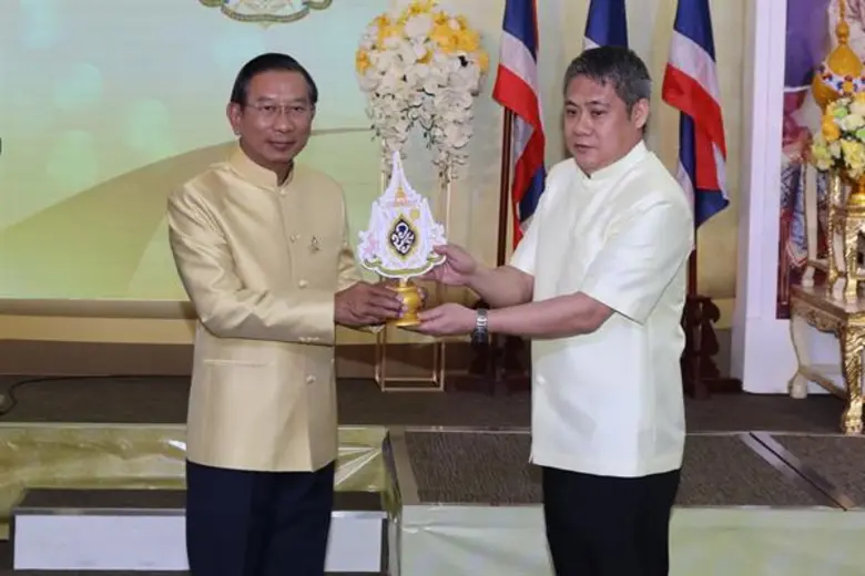 นายจิราวุฒิ วินัยพานิช (ขวา) ผู้อำนวยการใ...