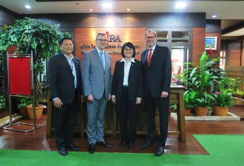 Mr. Roger H.Hartmann (ขวา) Group Strategy...