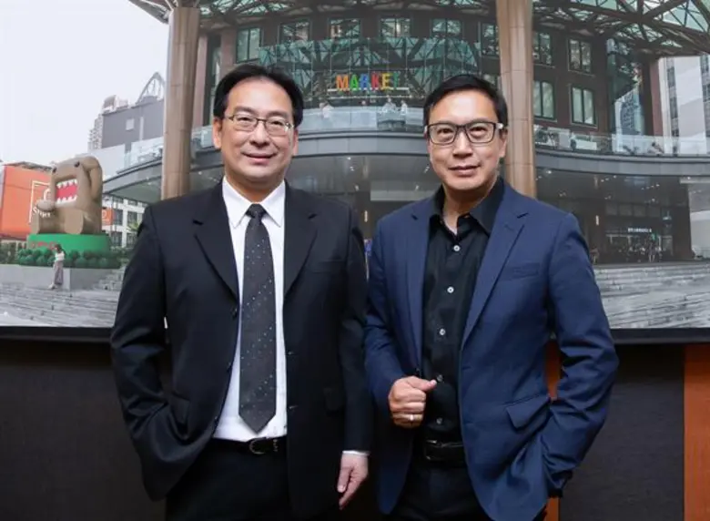 นายอธิพงศ์ อมาตยกุล (ขวา) กรรมการผู้จัดกา...