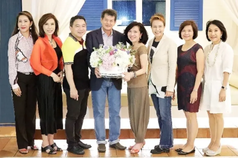 ชัยพร เอี่ยมวสันต์ (ที่ 4 จากซ้าย) กรรมกา...