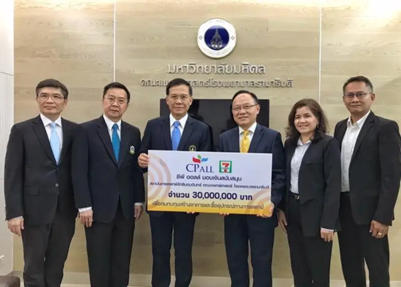 นายชัยโรจน์ ทิวัตถ์มั่นเจริญ (ที่ 4 จากซ้...