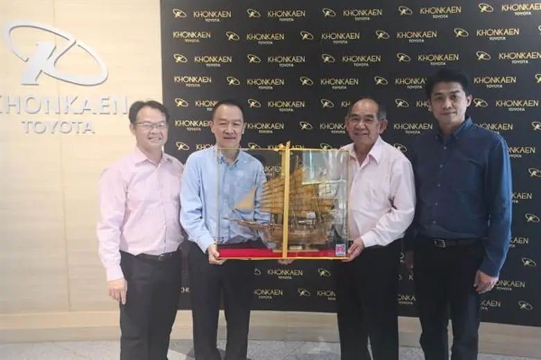 นายนพดล ศรีสินรุ่งเรือง ผู้จัดการทั่วไป แ...