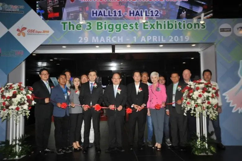 คุณเกรียงไกร เธียรนุกุล (ที่ 8 จากขวา ) ร...