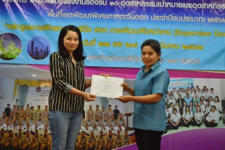 ภาพข่าว: นางดรุณี นิธิทวีกุล ผู้อำนวยการสถาบันพัฒนาฝีมือแรงงาน 17 ระยอง ให้เกียรติเป็นประธานมอบวุฒิบัตร